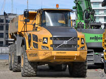 Ein knickgelenkter Muldenkipper A35F von Volvo stand im Juli 2018 auf einer Baustelle in Antwerpen.