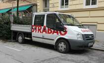 =Ford Transit als Doppelkabiner mit Ladefläche der STRABAG steht im Dezember 2018 in Salzburg