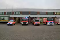 Feuerwehr Aschaffenburg erweiterter Löschzug mit Mercedes Benz Vito KdoW (Florian Aschaffenburg 1/12/), Mercedes Benz Atego HLF1 (Florian Aschaffenburg 1/40/1), IVECO DLK1 (Florian Aschaffenburg 1/30/1) und Mercedes Benz Antos TLF1 (Florian Aschaffenburg 1/32/1) am 14.12.18 bei einen Fototermin