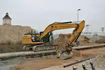 CAT 329E am 15.12.18 in Heidelberg Hauptbahnhof 