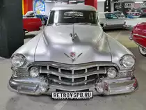 Cadillac Series 62 von 1952 in der Retro Car Show im Einkaufszentrum  Piterlend  in St. Petersburg, 17.2.18