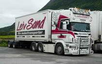 =Scania-Containerauflieger der Möbeltransporterfirma LEIV SAND, gesehen in Norwegen im August 2017