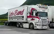 =Scania-Containerauflieger der Möbeltransporterfirma LEIV SAND, gesehen in Norwegen im August 2017