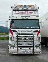 =Scania-Containerauflieger der Möbeltransporterfirma LEIV SAND, gesehen in Norwegen im August 2017