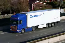 Scania R 450 -Sattelzug von 'Alpha -Transport & Logistik', auf der A100 in Berlin -Charlottenburg, Dezember 2018.