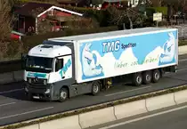 Mercedes -Benz MB Actros -Sattelzug von 'TMG Spedition', auf der A100 in Berlin im Dezember 2018.