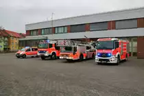 Feuerwehr Aschaffenburg erweiterter Löschzug mit Mercedes Benz Vito KdoW (Florian Aschaffenburg 1/12/), Mercedes Benz Atego HLF1 (Florian Aschaffenburg 1/40/1), IVECO DLK1 (Florian Aschaffenburg 1/30/1) und Mercedes Benz Antos TLF1 (Florian Aschaffenburg 1/32/1) am 14.12.18 bei einen Fototermin
