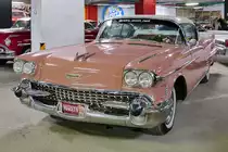 Cadillac Eldorado von 1958 in der Retro Car Show im Einkaufszentrum  Piterlend  in St. Petersburg, 17.2.18