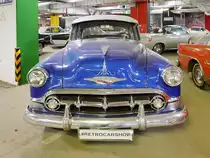 Chevrolet Deluxe 210 von 1953 in der Retro Car Show im Einkaufszentrum  Piterlend  in St. Petersburg, 17.2.18