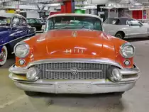 Buick Century von 1956 in der Retro Car Show im Einkaufszentrum  Piterlend  in St. Petersburg, 17.2.18