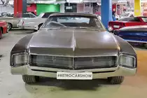 Buick Riviera von 1967 in der Retro Car Show im Einkaufszentrum  Piterlend  in St. Petersburg, 17.2.18