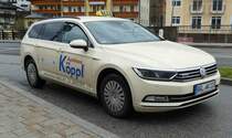=VW Passat als Taxi steht am HBF in Berchtesgaden im Dezember 2018