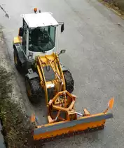=der Schnee kann kommen: Radlader der Firma Schmölzl ist für den Winterdienst in Berchtesgaden bereitgestellt, 12-2018