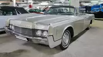 Lincoln Continental von 1966 in der Retro Car Show im Einkaufszentrum  Piterlend  in St. Petersburg, 17.2.18