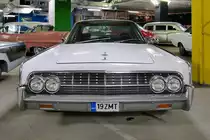 Lincoln Continental von 1962 in der Retro Car Show im Einkaufszentrum  Piterlend  in St. Petersburg, 17.2.18