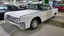 Lincoln Continental von 1962 in der Retro Car Show im Einkaufszentrum  Piterlend  in St. Petersburg, 17.2.18