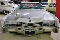 Cadillac Eldorado von 1967 in der Retro Car Show im Einkaufszentrum  Piterlend  in St. Petersburg, 17.2.18