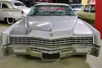 Cadillac Eldorado von 1967 in der Retro Car Show im Einkaufszentrum  Piterlend  in St. Petersburg, 17.2.18