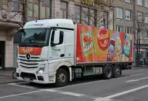 Mercedes Benz Actros Getränke LKW am 27.12.18 in Frankfurt am Main 