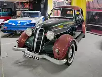 BMW 321 von 1937 in der Retro Car Show im Einkaufszentrum  Piterlend  in St. Petersburg, 17.2.18