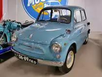 SAS-965  Saporoshez  von 1960 in der Retro Car Show im Einkaufszentrum  Piterlend  in St. Petersburg, 17.2.18