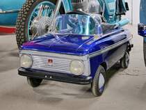 Ein Tretauto (mit Logo  ASLK , Herstellwerk des Moskwitsch) in der Retro Car Show im Einkaufszentrum  Piterlend  in St. Petersburg, 17.2.18