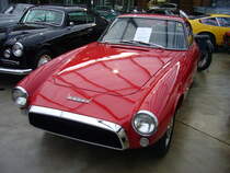 Fiat Ghia 1500GT, gebaut von 1965 bis 1967. Auf Basis des Fiat  Millecinquecento  baute die Carrozzeria Ghia/Turin dieses zweisitzige Sportcoupe. Es waren ursprünglich 3000 Fahrzeuge dieses Typs geplant, letztlich wurden aber nur lediglich 864 Stück produziert. Der im Farbton rosso corsa lackierte Wagen ist mit einem Vierzylinderreihenmotor ausgerüstet, der aus einem Hubraum von 1481 cm³ eine Leistung von 67 PS an die Hinterachse bringt. Die Höchstgeschwindigkeit wurde damals mit 159 km/h angegeben. Classic Remise Düsseldorf am 30.12.2018.