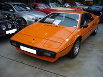 Lotus Esprit, gebaut in vier Serien von 1976 bis 2003. Hier wurde ein Esprit der Series 1, gebaut 1976 - 1978, abgelichtet. Es ist ein ganzer früher Esprit, da er die Fahrgestellnummer 17 hat. Der als Mittelmotor verbaute Vierzylinderreihenmotor hat einen Hubraum von 1973 cm³ und leistet 160 PS. Die Höchstgeschwindigkeit liegt bei ca. 220 km/h. Classic Remise Düsseldorf am 30.12.2018.