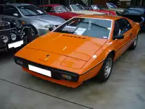 Lotus Esprit, gebaut in vier Serien von 1976 bis 2003. Hier wurde ein Esprit der Series 1, gebaut 1976 - 1978, abgelichtet. Es ist ein ganzer früher Esprit, da er die Fahrgestellnummer 17 hat. Der als Mittelmotor verbaute Vierzylinderreihenmotor hat einen Hubraum von 1973 cm³ und leistet 160 PS. Die Höchstgeschwindigkeit liegt bei ca. 220 km/h. Classic Remise Düsseldorf am 30.12.2018.