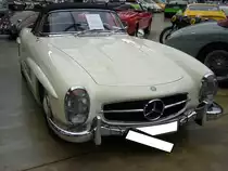 Mercedes Benz W198 II. Dieses Roadster-Modell war der Nachfolger des legendären  Flügeltürers  W198 I und wurde von Februar 1957 bis Februar 1963 produziert. Angetrieben wird der Wagen von einem Sechszylinderreihenmotor, der aus einem Hubraum von 2996 cm³ 215 PS leistet. Je nach Übersetzung der Hinterachse, reicht diese Motorleistung für eine Höchstgeschwindigkeit zwischen 220 km/h und 250 km/h. Classic Remise Düsseldorf am 30.12.2018.