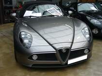 Alfa Romeo 8C Competizione Spider, gebaut von 2008 bis 2010. Wie auch bei der Coupe Version, war die Produktion des 8C Spider auf 500 Exemplare begrenzt. Der Spider im Farbton grigio Silverstone ist mit einem V8-Motor aus dem Hause Ferrari motorisiert. Dieser Motor hat einen Hubraum von 4.691 cm³ und leistet 600 PS. Ein solches Cabrioletmodell war ab € 211.285,00 zu bekommen. Classic Remise Düsseldorf am 30.12.2018.