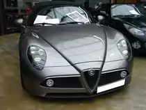 Alfa Romeo 8C Competizione Spider, gebaut von 2008 bis 2010. Wie auch bei der Coupe Version, war die Produktion des 8C Spider auf 500 Exemplare begrenzt. Der Spider im Farbton grigio Silverstone ist mit einem V8-Motor aus dem Hause Ferrari motorisiert. Dieser Motor hat einen Hubraum von 4.691 cm³ und leistet 600 PS. Ein solches Cabrioletmodell war ab € 211.285,00 zu bekommen. Classic Remise Düsseldorf am 30.12.2018.