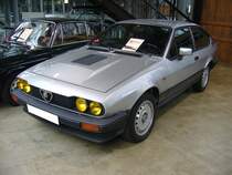 Alfa Romeo Alfetta GTV 6 2.5 Litri. Das Oberklassemodell Alfetta erschien 1972 als viertürige Limousine. Wie bei den Milanesen üblich, folgte einige Zeit später, in diesem Fall 1974 eine Coupeversion. Aufgrund seiner Korrosionsanfälligkeit war dem GT bzw. GTV in Deutschland kein besonders großer Verkaufserfolg beschienen. Der abgelichtete Wagen wurde aus Frankreich reimportiert und hat offensichtlich nie Salz und wenig Regen gesehen. Unter der Motorhaube verrichtet in diesem Modell ein V6-Motor seine Arbeit. Aus einem Hubraum von 2492 cm³ leistet dieser Motor 160 PS. Die Höchstgeschwindigkeit wurde damals von Alfa Romeo mit 205 km/h angegeben. Classic Remise Düsseldorf am 30.12.2018.