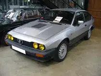 Alfa Romeo Alfetta GTV 6 2.5 Litri. Das Oberklassemodell Alfetta erschien 1972 als viertürige Limousine. Wie bei den Milanesen üblich, folgte einige Zeit später, in diesem Fall 1974 eine Coupeversion. Aufgrund seiner Korrosionsanfälligkeit war dem GT bzw. GTV in Deutschland kein besonders großer Verkaufserfolg beschienen. Der abgelichtete Wagen wurde aus Frankreich reimportiert und hat offensichtlich nie Salz und wenig Regen gesehen. Unter der Motorhaube verrichtet in diesem Modell ein V6-Motor seine Arbeit. Aus einem Hubraum von 2492 cm³ leistet dieser Motor 160 PS. Die Höchstgeschwindigkeit wurde damals von Alfa Romeo mit 205 km/h angegeben. Classic Remise Düsseldorf am 30.12.2018.