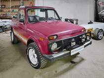Lada Niva 4x4 Cossack Cabrio in der Retro Car Show im Einkaufszentrum  Piterlend  in St. Petersburg, 17.2.18
