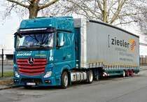 Mercedes -Benz MB Actros 1848, Ziegler -Transporte, Fahrerseite. In Berlin -Charlottenburg am 01.Januar 2019.