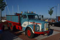 Scania-Vabis 75 wurde zwischen 1958-1963 hergestellt, dann als 76 bis 1968. 
Zweiachsige Fahrzeughaube L, dreiachsig mit Tragwelle LS und dreiachsig mit doppelt angetriebenem Drehgestell LT. 
Motor: 1065 PS, 10,26 Liter. In Oskarshamn / Schweden  am 16.07.2014.
