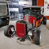 Ford Model A Hot Rod von 1928 in der Retro Car Show im Einkaufszentrum  Piterlend  in St. Petersburg, 17.2.18 