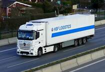 Mercedes -Benz MB Actros -Sattelzug von 'HSF LOGISTICS' auf der Berliner Stadtautobahn (A100), Berlin -Charlottenburg im Dezember 2018.