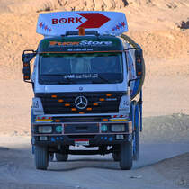 Ein Mercedes-Benz 3838 Wassertransporter Mitte Dezember 2018 auf der Sinai-Halbinsel.