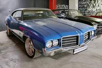 Oldsmobile Cutlass S von 1971 in der Retro Car Show im Einkaufszentrum  Piterlend  in St. Petersburg, 17.2.18