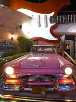 Ein Cadillac Mitte Dezember 2018 vor dem Hard Rock Cafe in Scharm El Scheich.