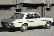 Ein Mercedes 220D mit seltsamer Fracht in Kairo. (Dezember 2018)