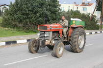 Massey Ferguson Traktor nahe Kyrenia auf Nord Zypern am 13.1.2019. Der Fahrer bedankte sich über meine Aufmerksamkeit und für das Foto!