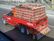 Ein reichlich bepackter Isuzu Pick-Up in Kairo. (Dezember 2018)