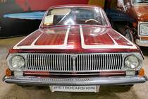 GAZ-24  Lowrider  von 1970 in der Retro Car Show im Einkaufszentrum  Piterlend  in St. Petersburg, 17.2.18