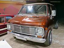 GMC Vandura von 1976 in der Retro Car Show im Einkaufszentrum  Piterlend  in St. Petersburg, 17.2.18