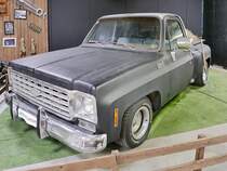 Chevrolet Suburban Pickup von 1974 in der Retro Car Show im Einkaufszentrum  Piterlend  in St. Petersburg, 17.2.18