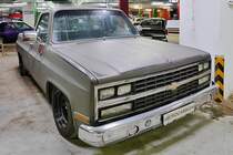 Chevrolet C-10 Fleetside von 1974 in der Retro Car Show im Einkaufszentrum  Piterlend  in St. Petersburg, 17.2.18