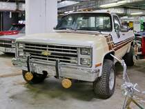 Chevrolet Silverado in der Retro Car Show im Einkaufszentrum  Piterlend  in St. Petersburg, 17.2.18